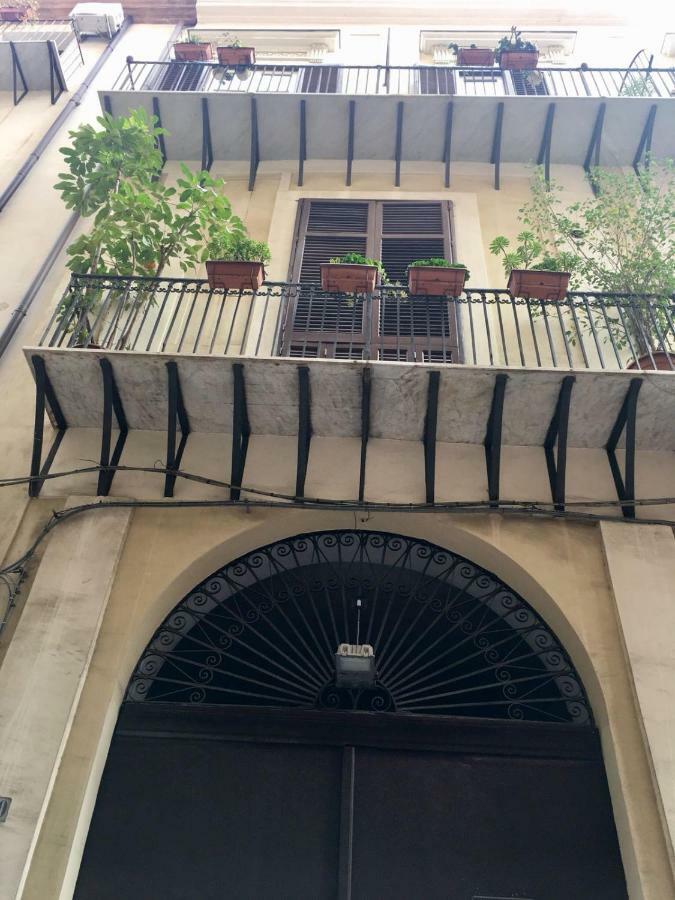 Casa Tea: Nel Cuore Del Centro Storico パレルモ エクステリア 写真